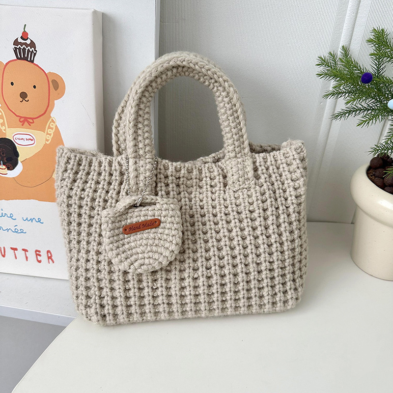 Handtasche für Damen ⎜ Handgemachte Stricktasche aus weichem Garn mit kurzem Henkel und charmantem Design