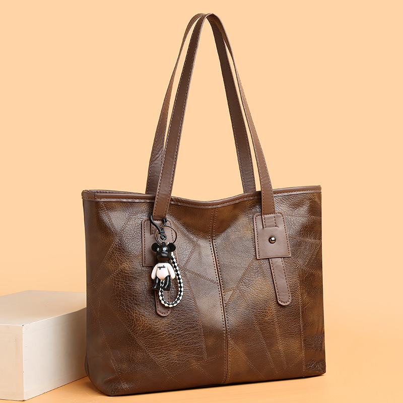 Shopper Tasche für Damen ⎜ Große Schultertasche aus Kunstleder mit Anhänger und viel Stauraum für Alltag und Büro