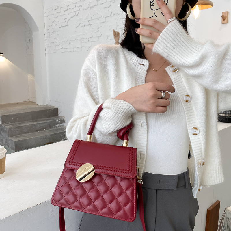 Handtasche für Damen ⎜ Stilvolle Umhängetasche mit strukturierter Optik und elegantem Drehverschluss