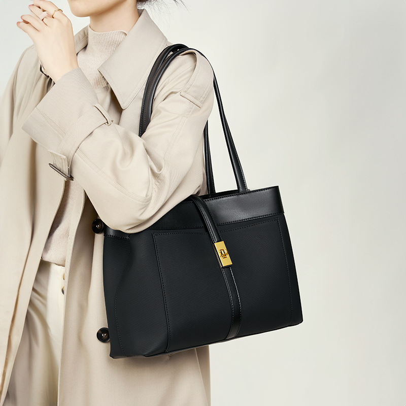 Handtasche für Damen ⎜ Zweifarbige Schultertasche mit Schnallendetail und viel Stauraum für Alltag und Büro