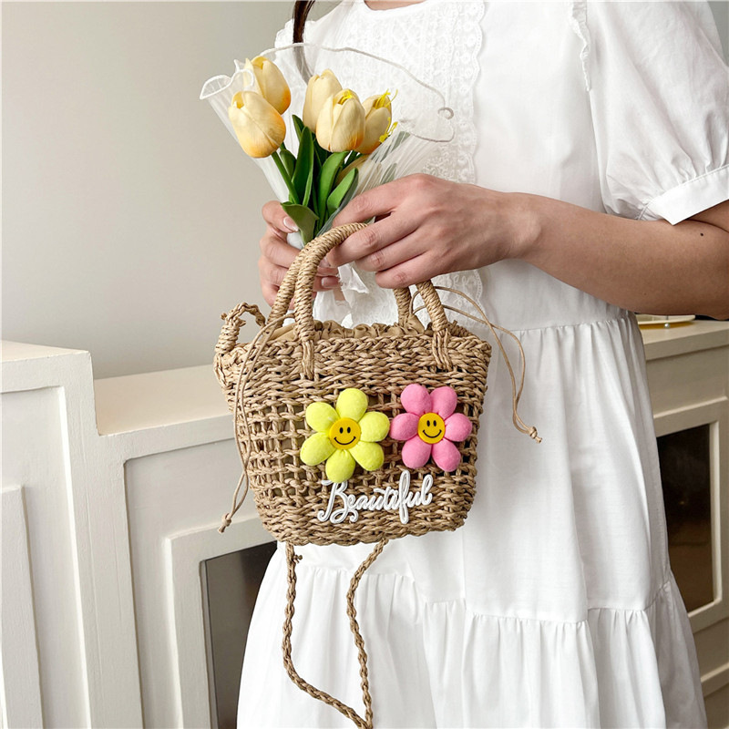 Damen Korbtasche ⎜ Vielseitige Handtasche mit sommerlichem Design und fröhlichen Blütenapplikationen
