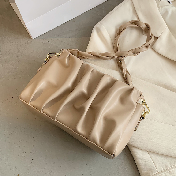 Kleine Damen Schultertasche ⎜ Modische Umhängetasche mit Faltenoptik und Stilvollem Kettenriemen