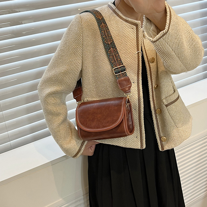 Umhängetasche für Damen aus Kunstleder ⎜ Stilvolle Schultertasche mit breitem Riemen für Alltag und Freizeit