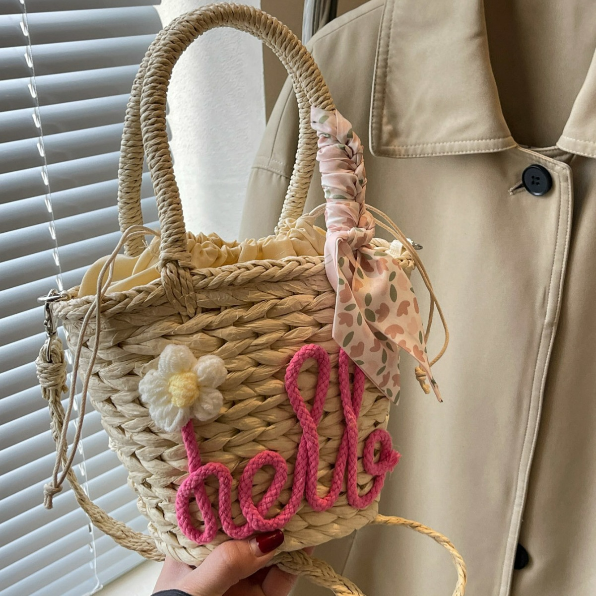 Geflochtene Umhängetasche für Damen ⎜ Verspieltes Design aus Stroh mit Schriftzug, Blume und Halstuch