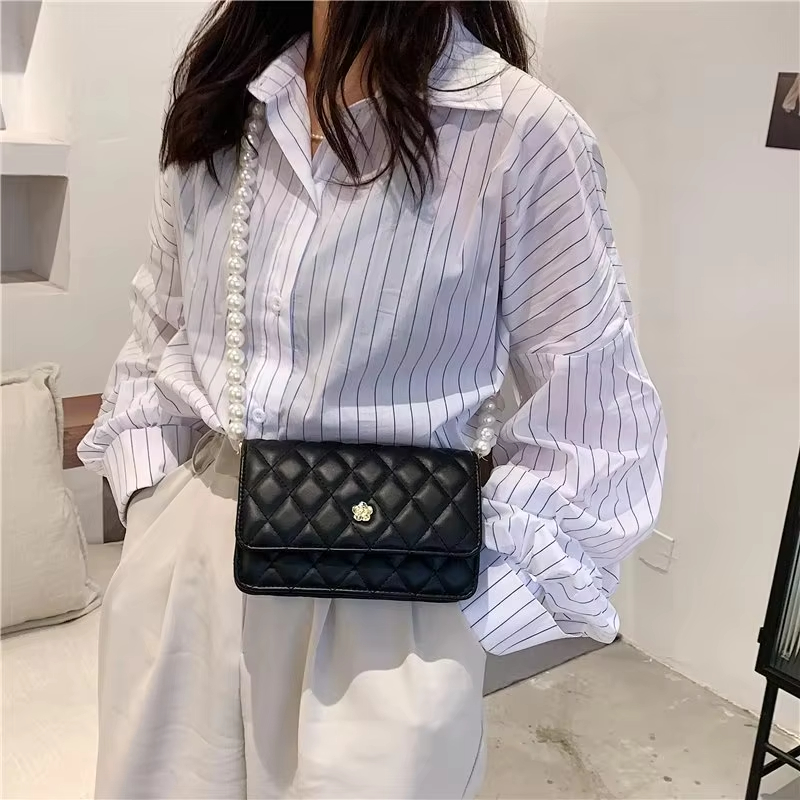 Umhängetasche für Damen ⎜ Elegante Schultertasche mit Rautensteppung und Perlenkette für Ausgehen
