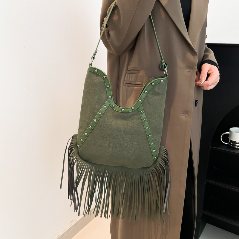 Schultertasche für Damen ⎜ Große Umhängetasche mit Fransen und Nieten für Freizeit und Festival-Look
