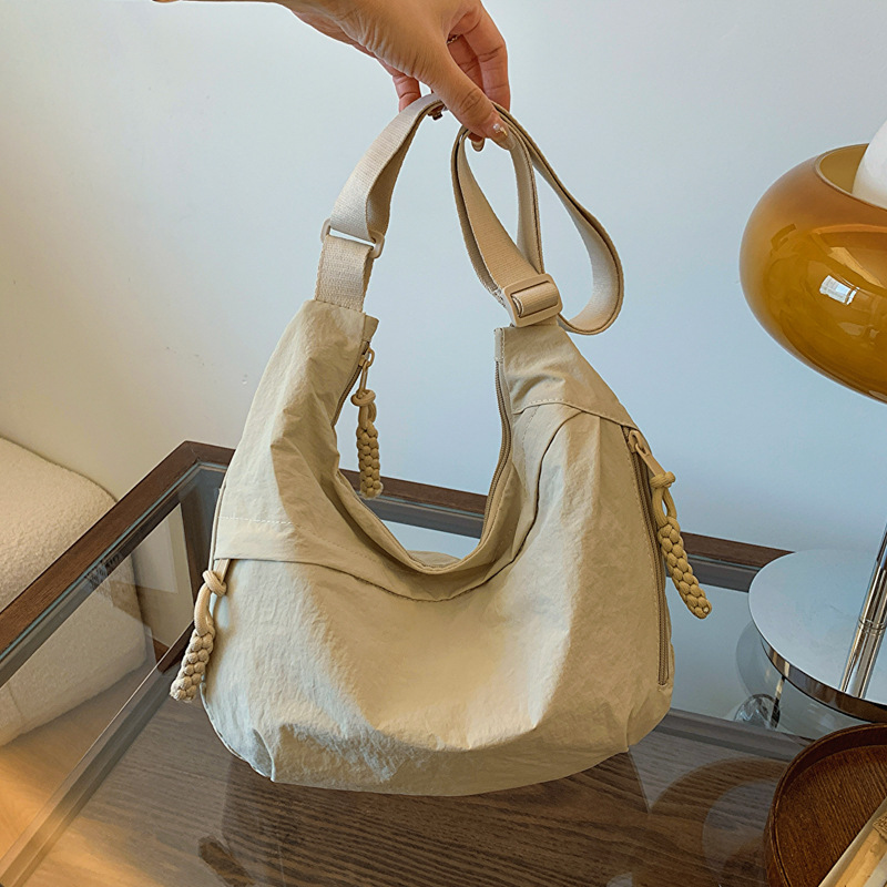 Leichte Nylon Umhängetasche ⎜ Verstellbarer Gurt und Waschbares Material für Reise und Alltag