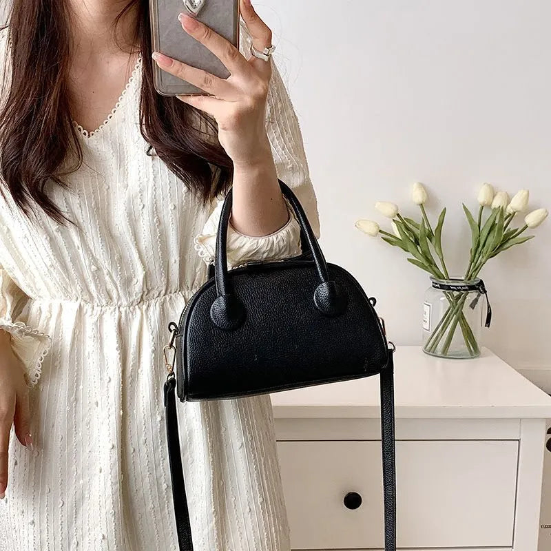 Handtasche für Damen ⎜ Kompakte Schultertasche im eleganten Design mit Reißverschluss für Alltag und Ausgehen