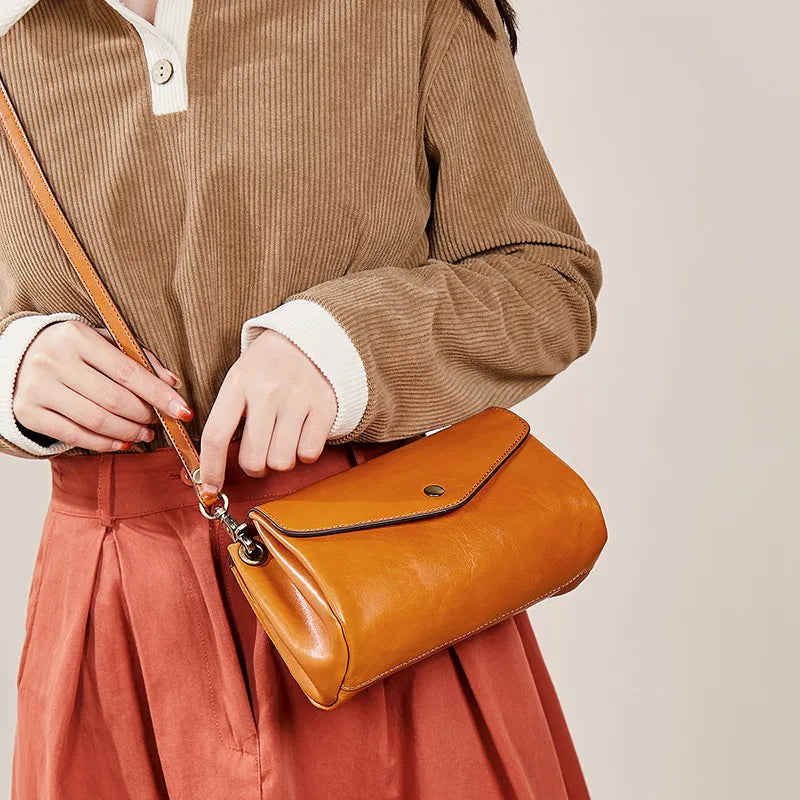 Umhängetasche für Damen ⎜ Elegante Schultertasche aus Echtleder mit sicherem Druckknopf und kompakter Form