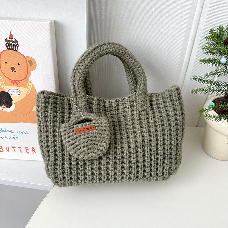 Handtasche für Damen ⎜ Handgemachte Stricktasche aus weichem Garn mit kurzem Henkel und charmantem Design