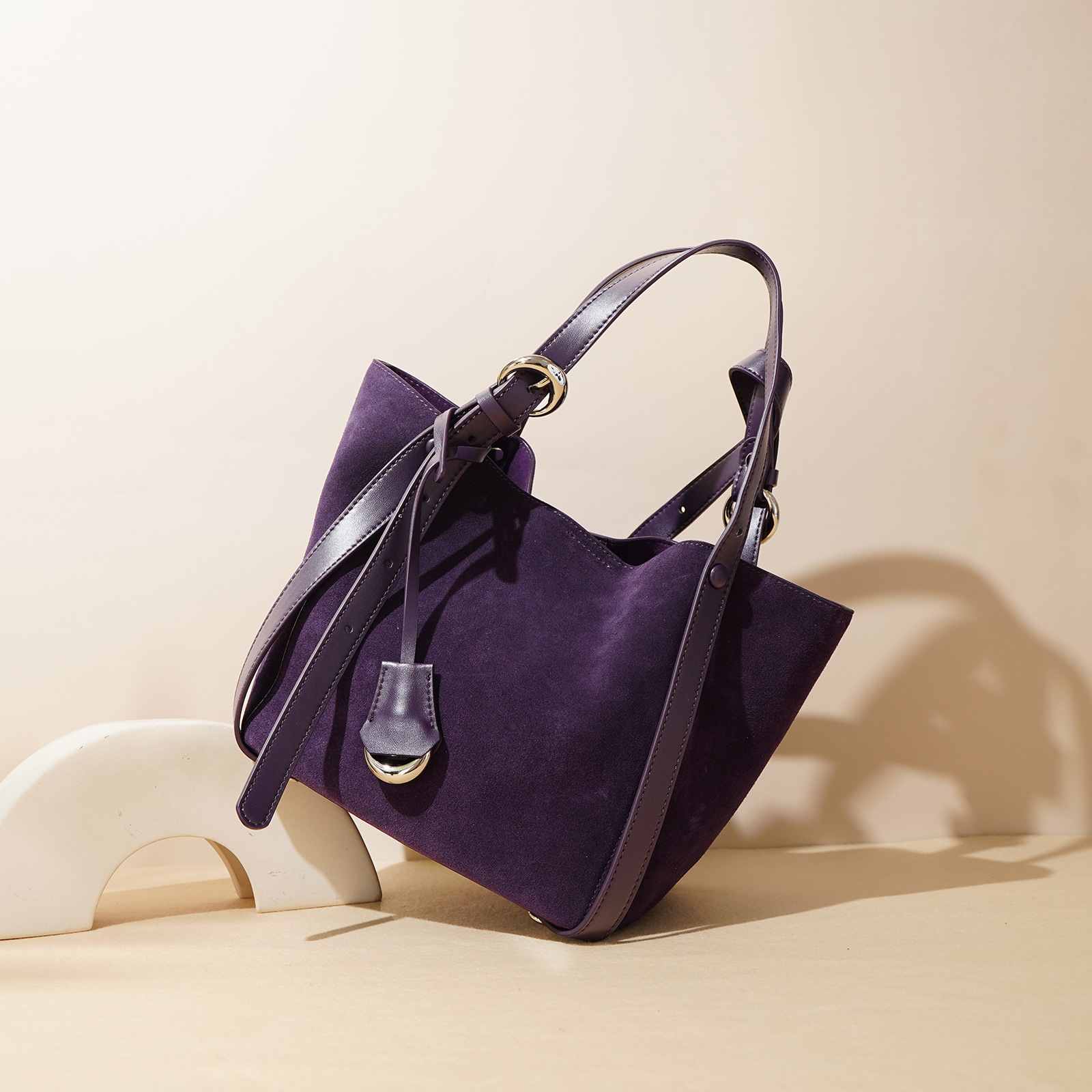 Handtasche für Damen ⎜ Geräumige Schultertasche aus Wildleder mit verstellbarem Riemen für Alltag und Stadtbummel