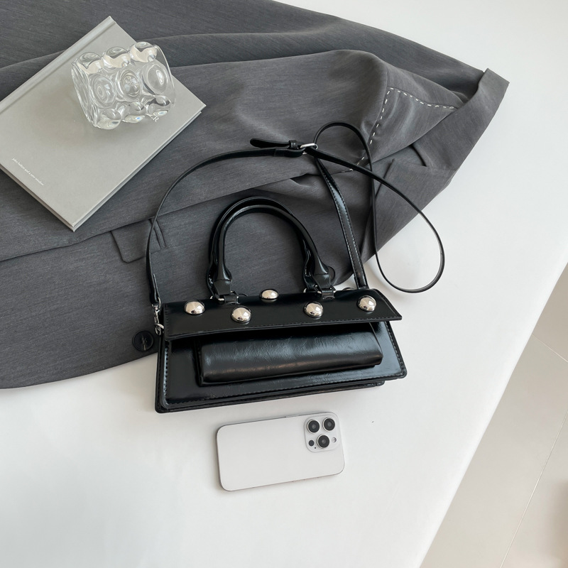 Damen Handtasche mit Nieten ⎜ Modische Umhängetasche in Lederoptik mit Griff und Schulterriemen