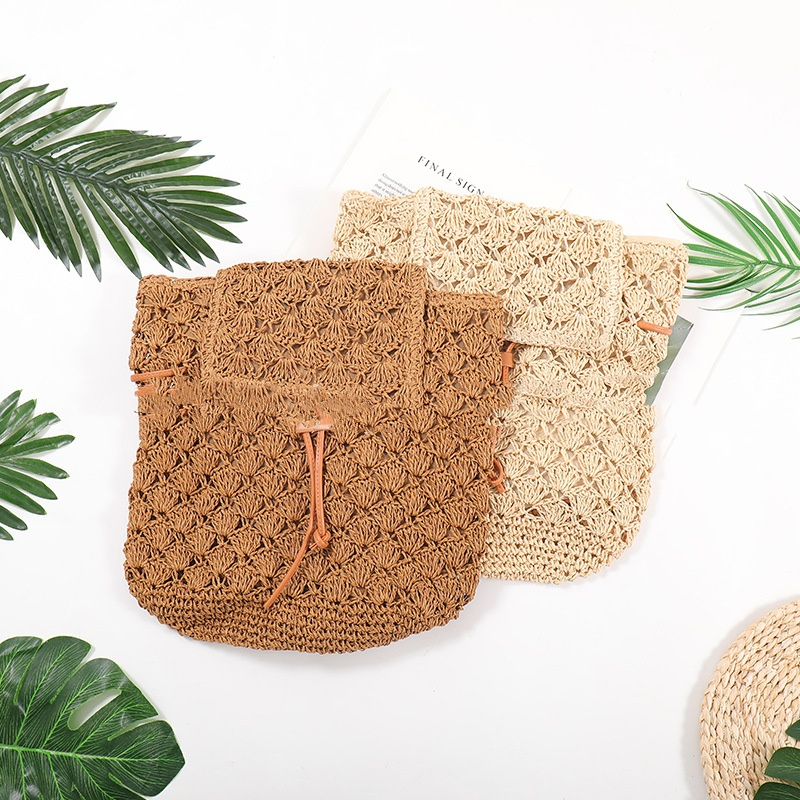 Damen Rucksack aus Strohgeflecht ⎜ Sommerliche Strandtasche im Boho-Stil mit Kordelzug und Klappverschluss