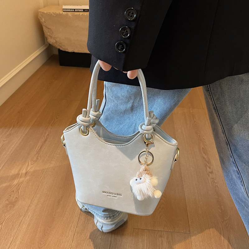 Damen Umhängetasche ⎜ Kompakte PU-Schultertasche mit Reißverschluss und süßem Anhänger für den Alltag