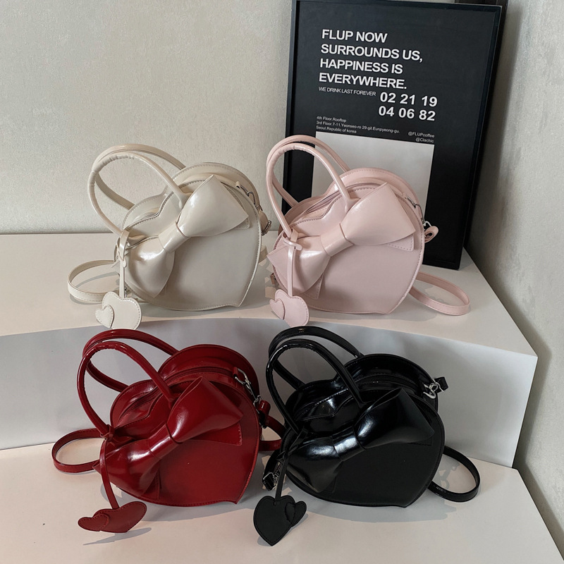 Herzförmige Umhängetasche für Damen ⎜ Verspielte Handtasche mit Schleife für Alltag und besondere Anlässe