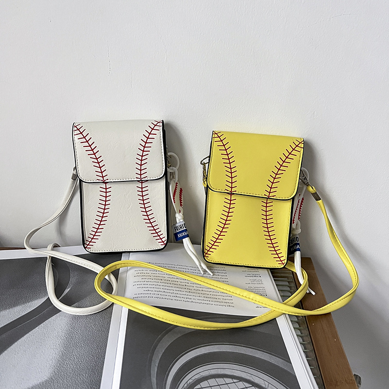 Damen Umhängetasche ⎜ Sportliche Baseball-Optik mit praktischem Münzanhänger und kompakter Größe