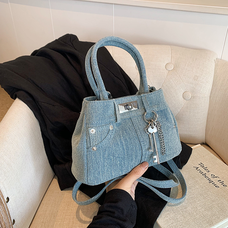 Damen Jeans Handtasche ⎜ Stylische Umhängetasche mit Nieten und Schlüsselanhänger