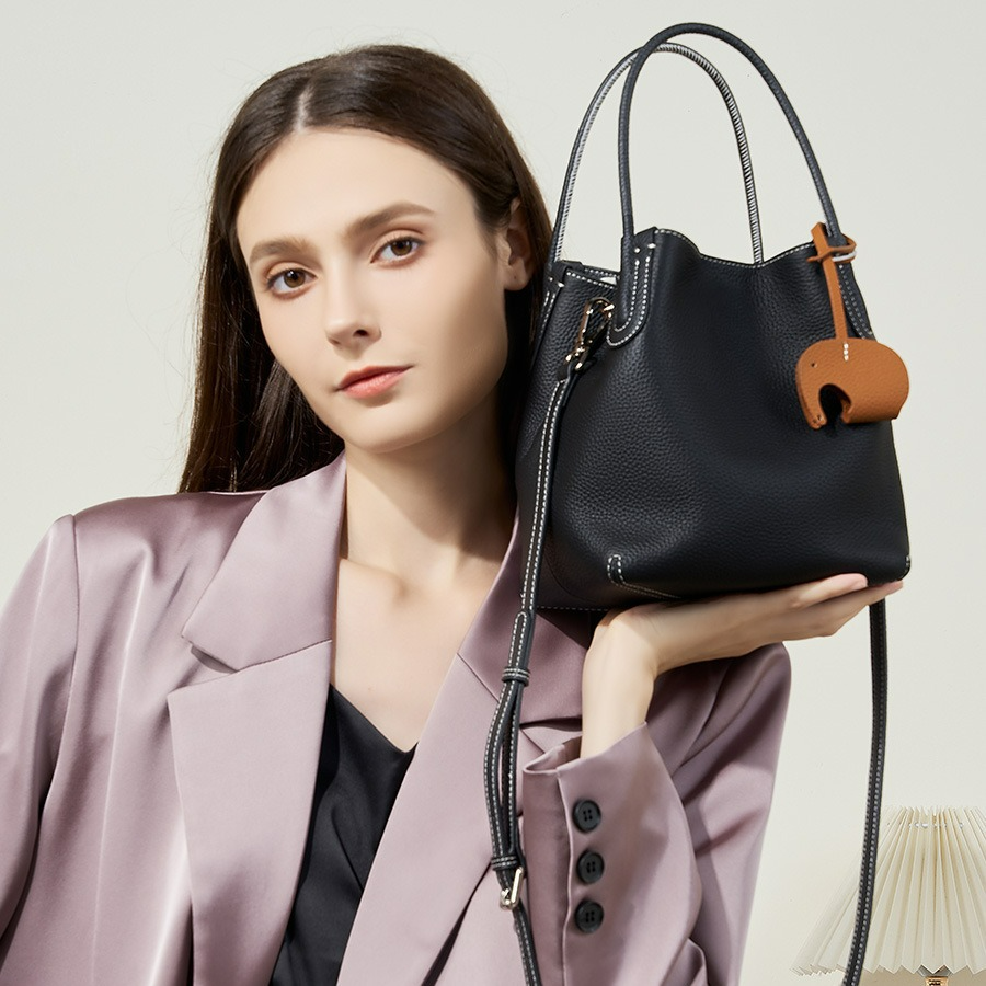 Handtasche für Damen ⎜ Elegante Bucket-Bag aus genarbtem Leder mit Elefantenanhänger für Alltag und Freizeit