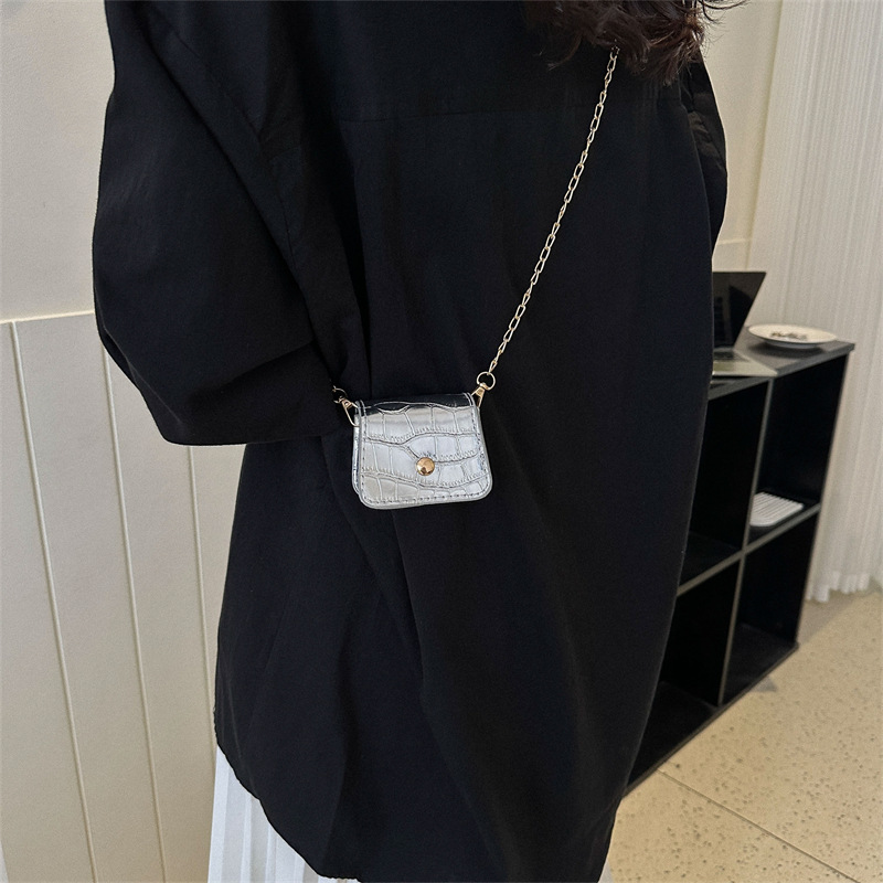 Mini Umhängetasche für Damen ⎜ Modisches Design mit Kettenriemen und glänzendem Lederfinish