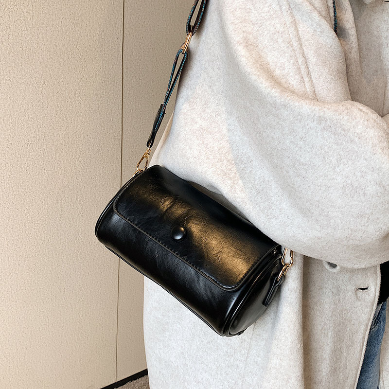 Schultertasche für Damen mit breitem Gurt ⎜ Stylische Umhängetasche in Zylinderform für Alltag und Freizeit