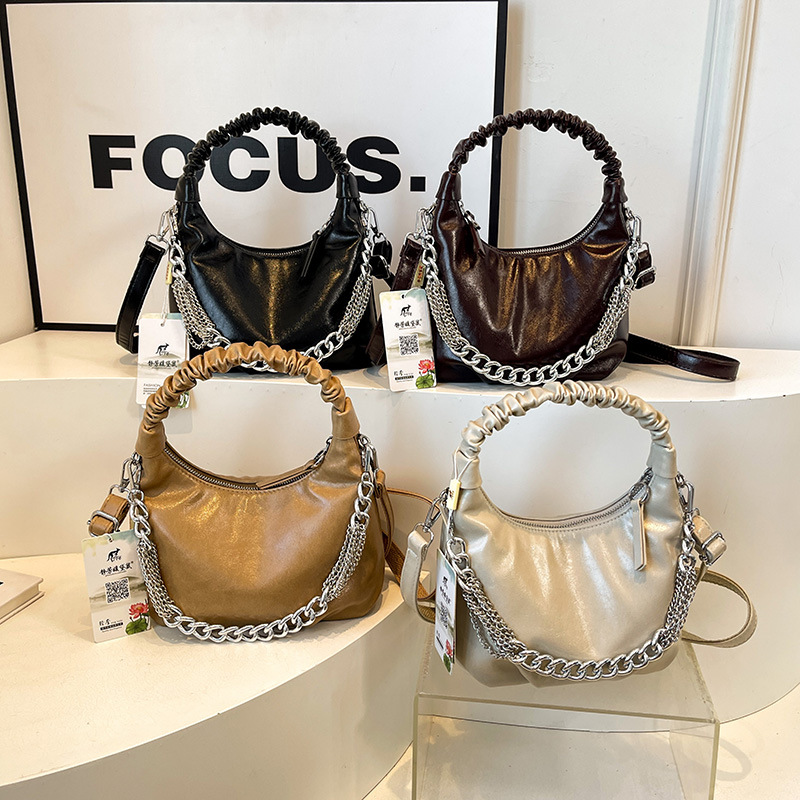 Handtasche für Damen ⎜ Modische Schultertasche mit Kettenriemen und gerafftem Henkel für Alltag und Ausgehen