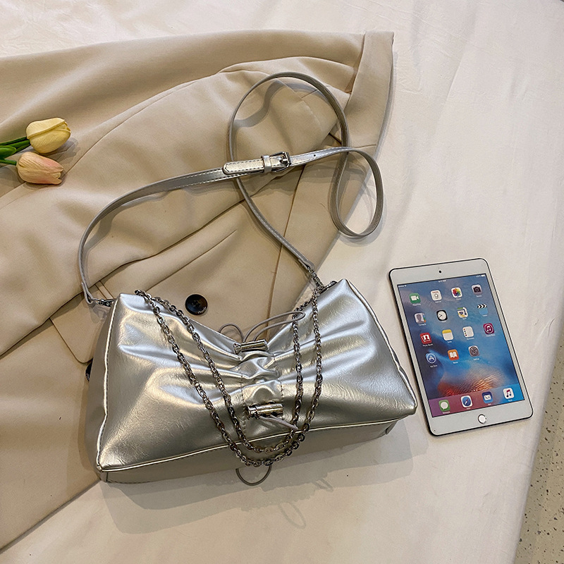Schultertasche für Damen ⎜ Glänzende Umhängetasche mit Kettengurt und raffiniertem Falten-Design für Ausgehen und Events
