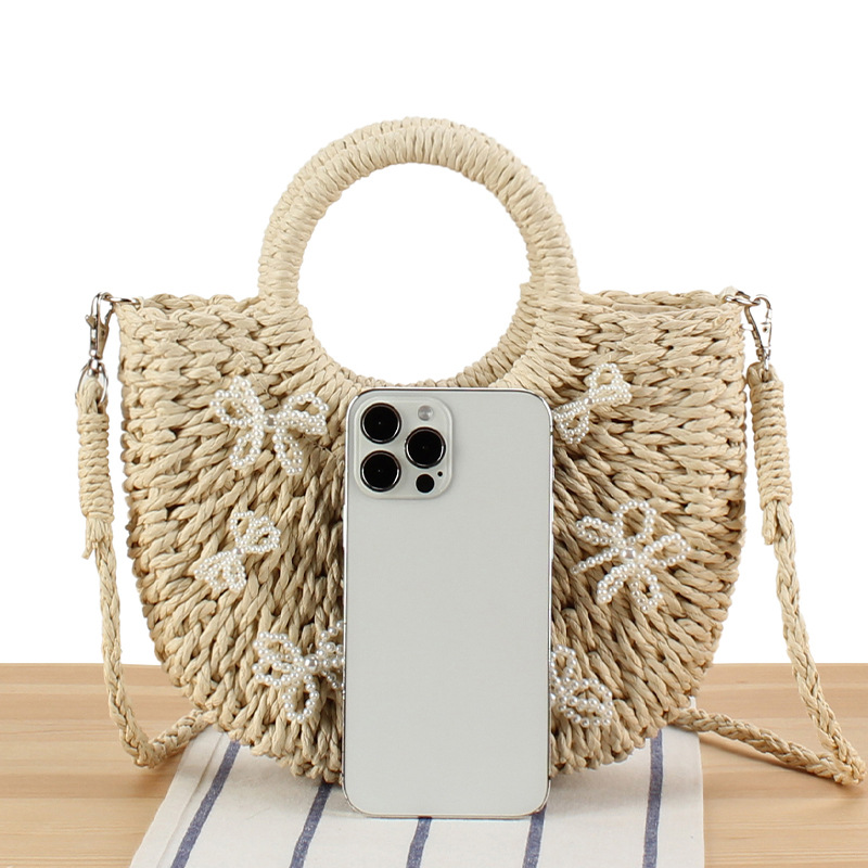 Halbrunde Strohtasche für Damen ⎜ Handgefertigte Strandtasche mit Perlschleifen