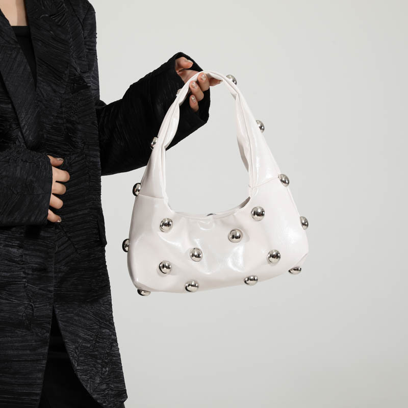 Schultertasche für Damen ⎜ Auffällige Handtasche in Lack-Optik mit Metallnieten und modernem Design