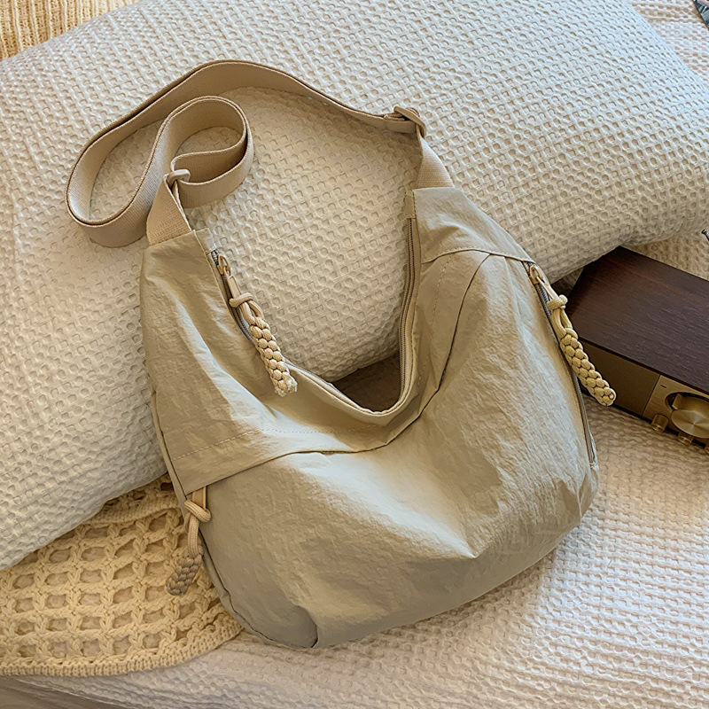 Leichte Nylon Umhängetasche ⎜ Verstellbarer Gurt und Waschbares Material für Reise und Alltag