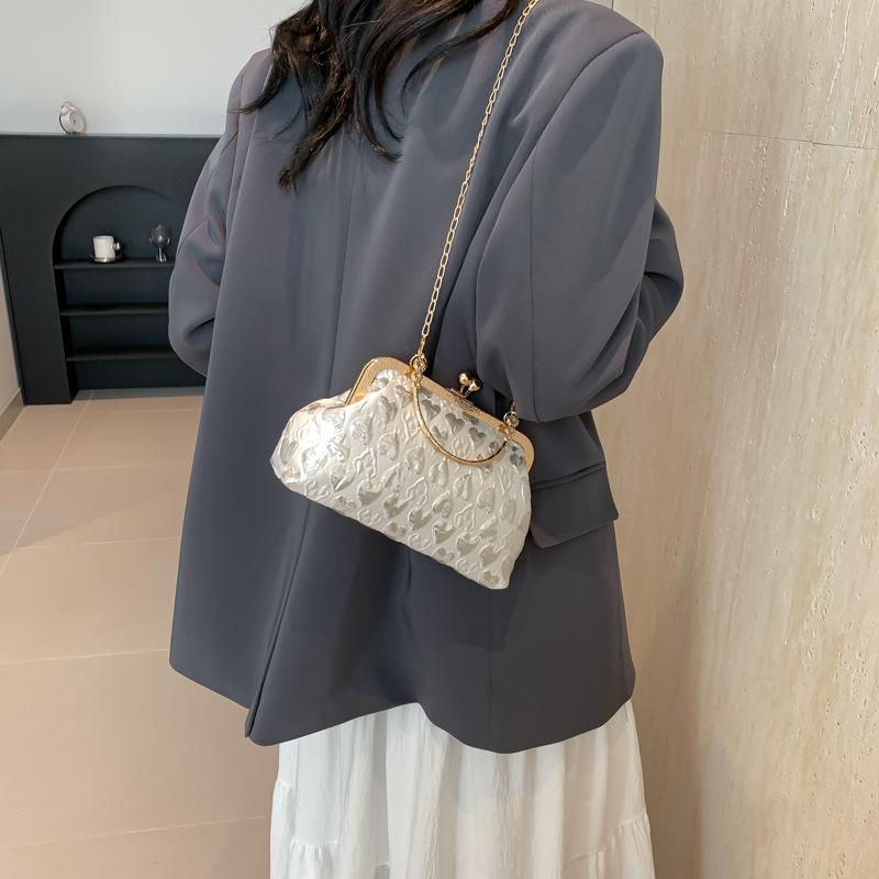 Kleine Umhängetasche für Damen ⎜ Glänzendes Design mit Herzmuster und Metallrahmen für stilvolle Anlässe