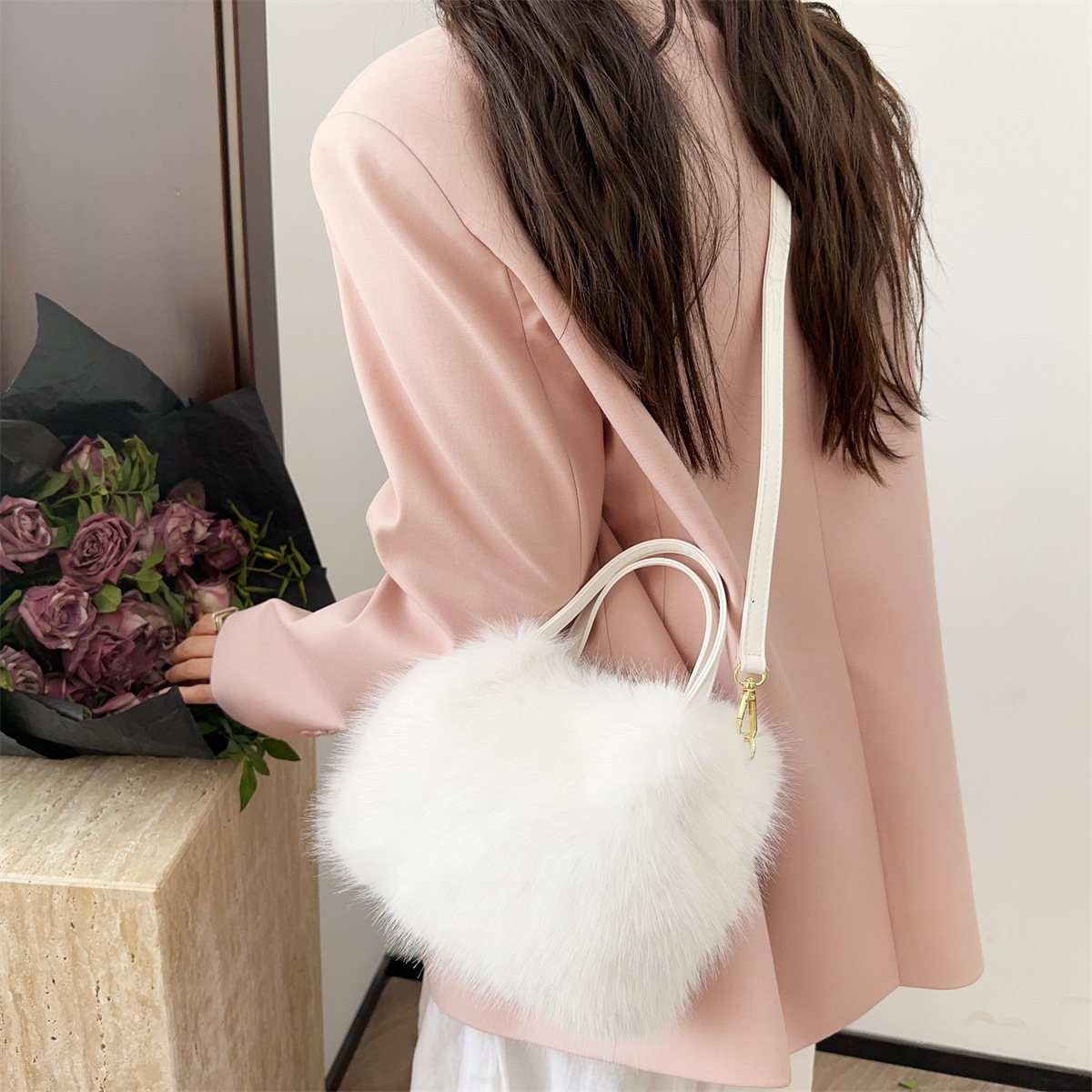 Handtasche für Damen ⎜ Flauschige Tragetasche in Felloptik mit Schulterriemen für Winter und besondere Anlässe