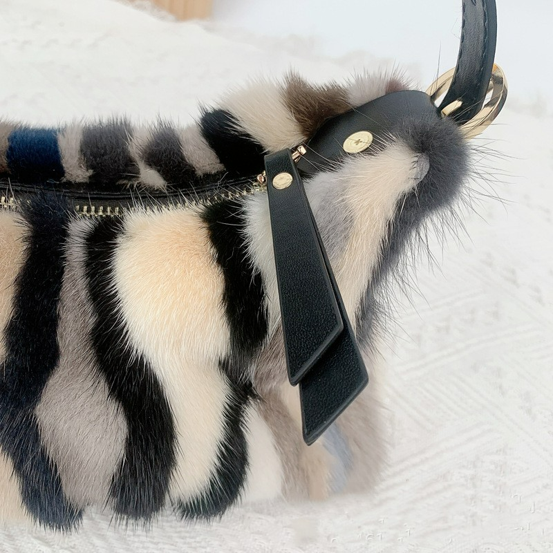Kunstfell Schultertasche ⎜ Modische Tasche im gestreiften Design