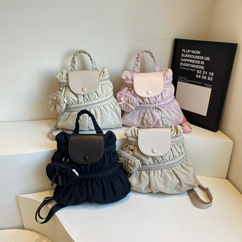 Rucksack für Damen ⎜ Modischer Tagesrucksack mit Plissee-Design und Seitentasche für Alltag und Freizeit