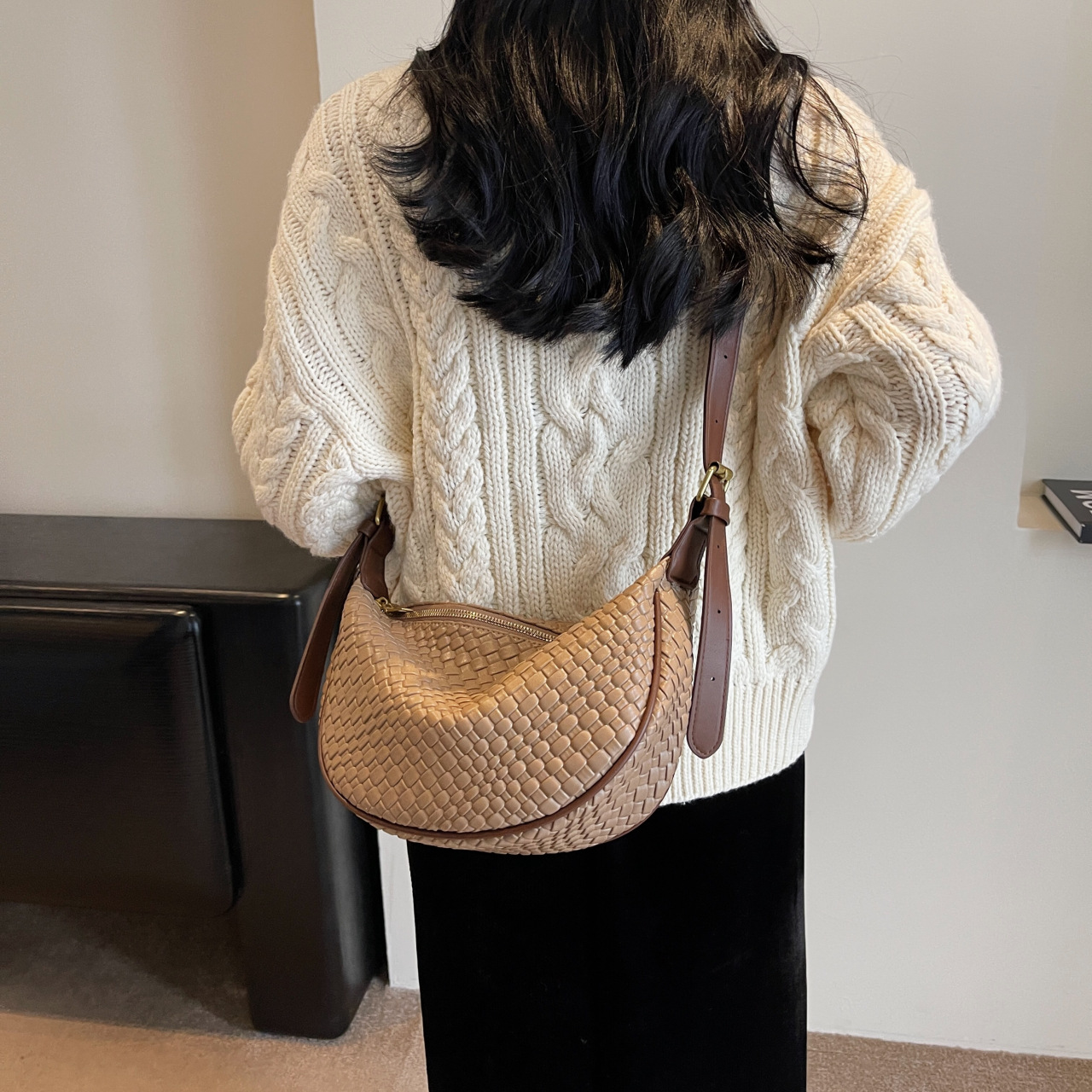 Geflochtene Umhängetasche für Damen ⎜ Stylische Schultertasche mit Verstellbarem Gurt und Weichem Material