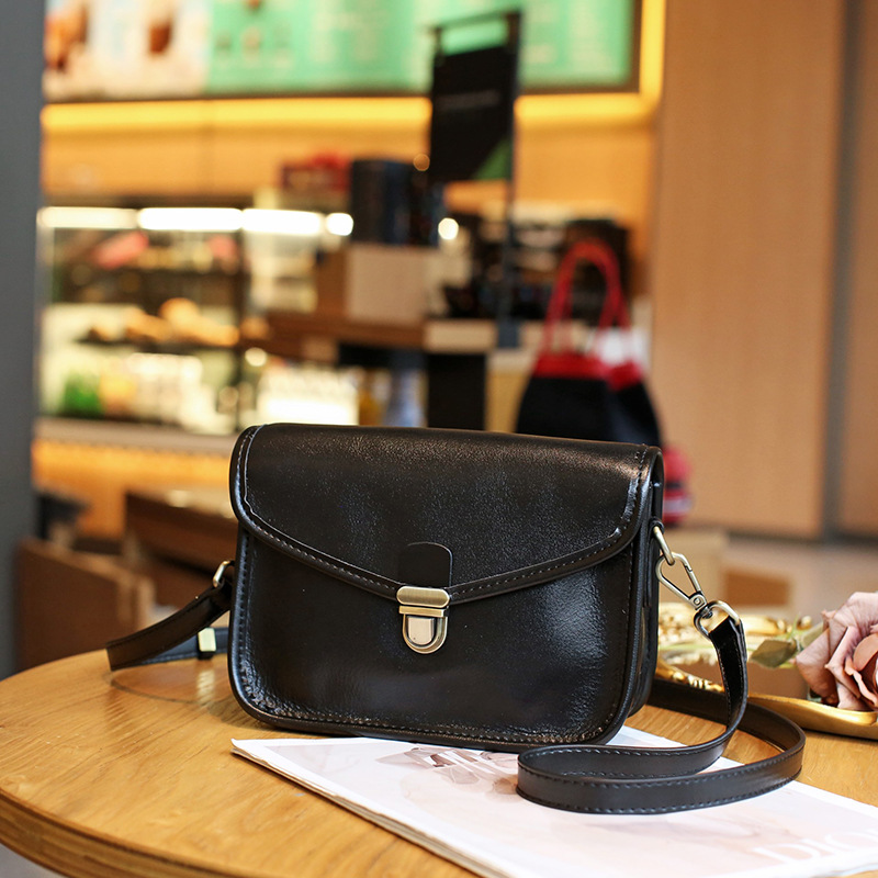 Damen Umhängetasche ⎜ Geräumige Ledertasche mit Schnappverschluss für Büro und Alltag