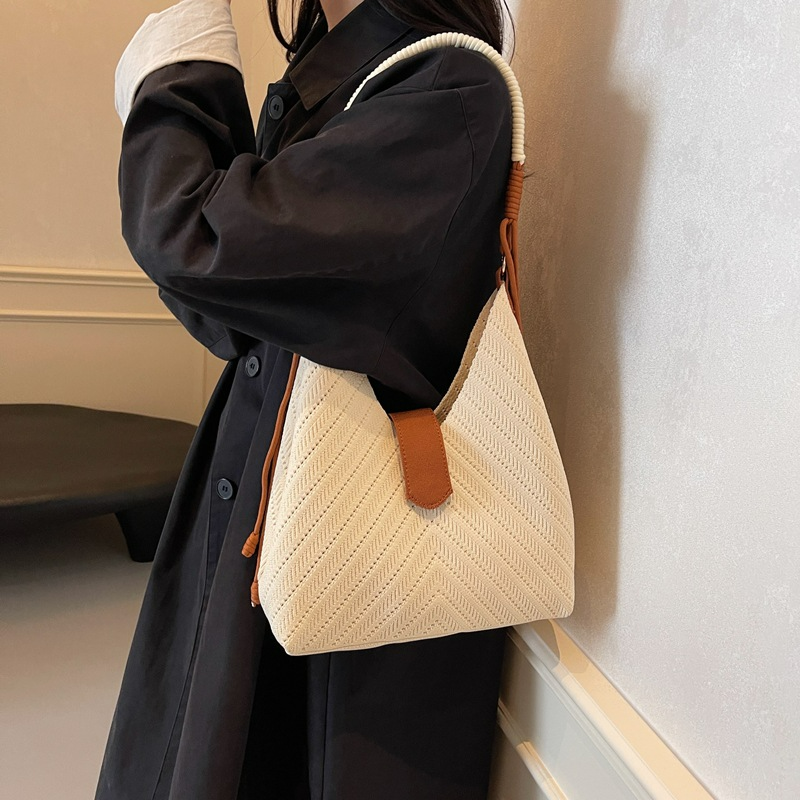 Shopper Tasche für Damen ⎜ Geräumige Underarm-Tasche mit Textilstruktur und stabilem Henkel für Alltag und Büro