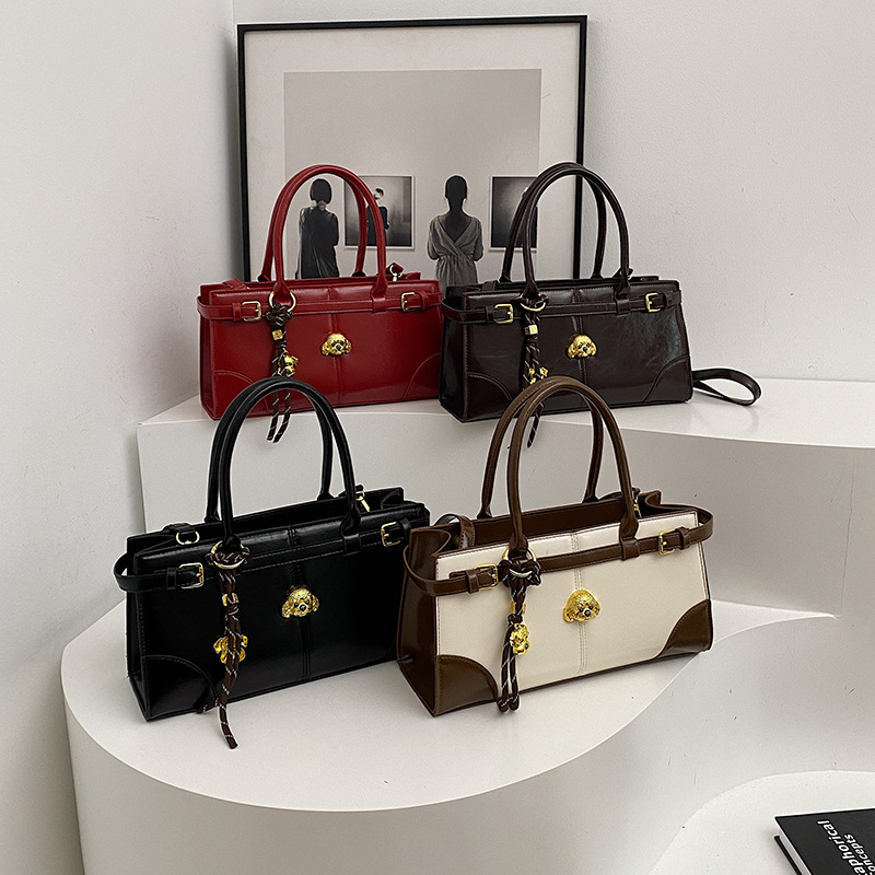 Handtasche für Damen ⎜ Modische Schultertasche mit Zieranhänger und Trageriemen für Alltag und Ausgehen