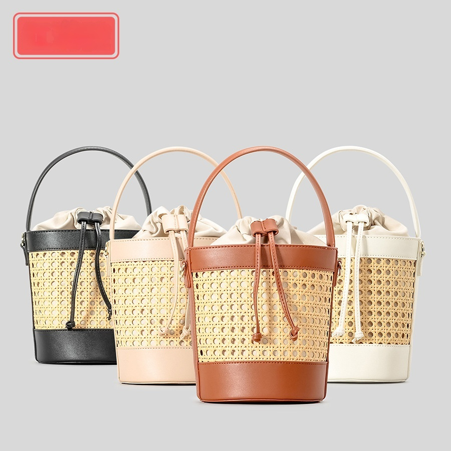 Runde Rattan Umhängetasche für Damen ⎜ Handgewebte Bucket Bag mit Zugverschluss und Lederakzenten