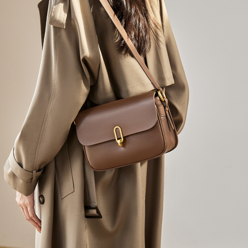 Umhängetasche für Damen ⎜ Klassische Ledertasche mit elegantem Verschluss für Büro und Alltag