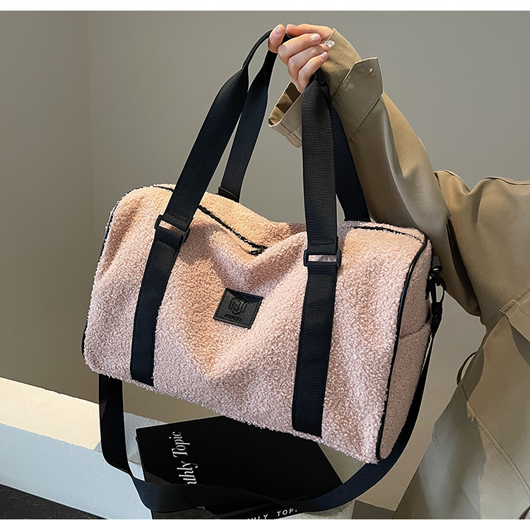 Reisetasche für Damen ⎜ Große Schultertasche aus Teddyfell mit viel Stauraum für Alltag und Wochenendtrips