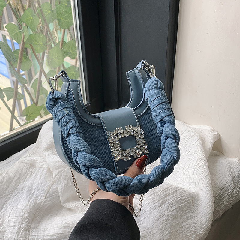 Schultertasche für Damen ⎜ Halbmondtasche aus Denim mit Zierschnalle und geflochtenem Griff für stylische Outfits