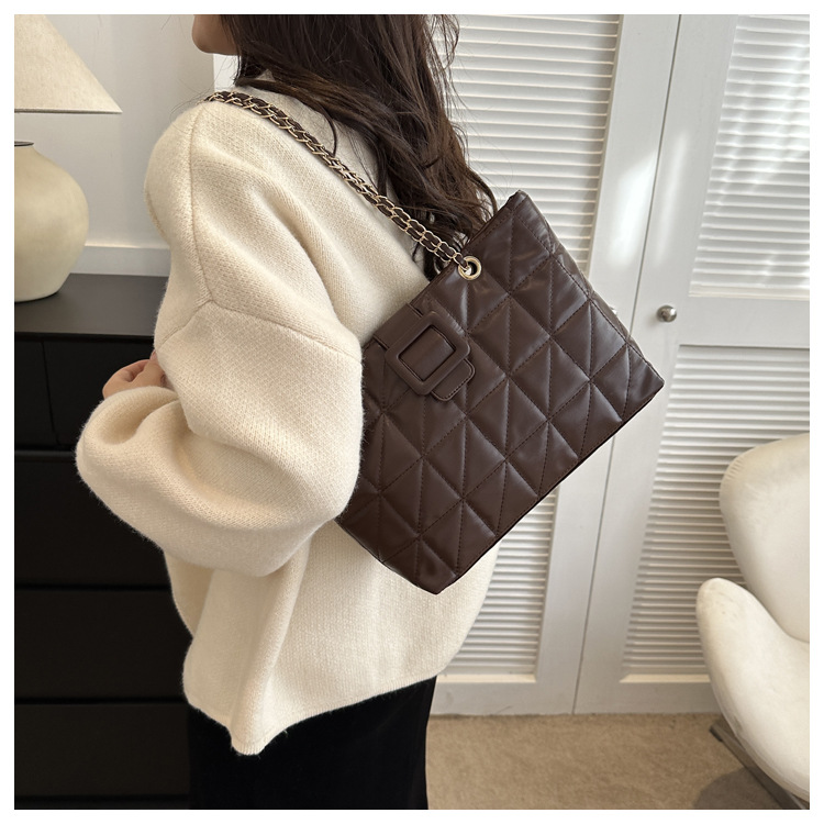 Schultertasche für Damen ⎜ Trendige Handtasche im Karo-Design mit goldener Kettenverzierung