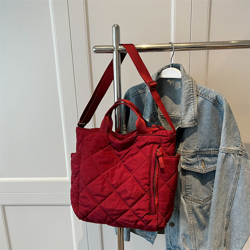 Damen Umhängetasche ⎜ Gestepptes Design mit Tragegriff für Alltag, Büro und Freizeit