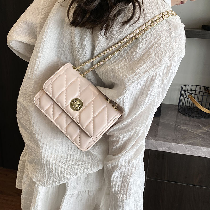 Damen Umhängetasche ⎜ Kleine gesteppte Handtasche mit Kettenriemen für Alltag und Ausgehen