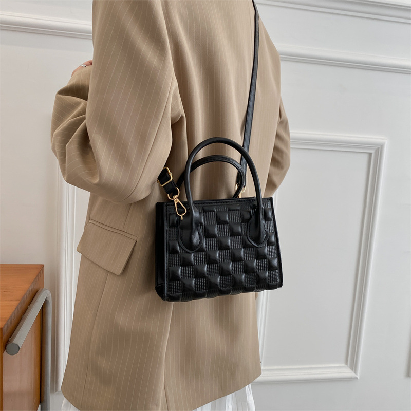 Kleine Umhängetasche für Damen ⎜ Elegante Retro-Tasche im modernen Korbmuster aus Kunstleder
