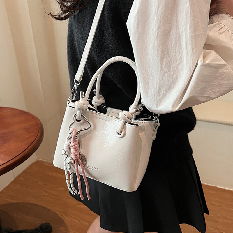 Damen Bucket Bag ⎜ Glänzende Umhängetasche mit Griff für Alltag und Events