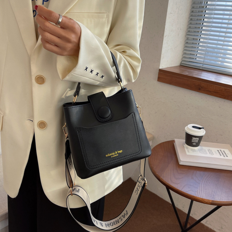 Damen Umhängetasche ⎜ Kleine Tasche mit Fach und verstellbarem Riemen für Alltag
