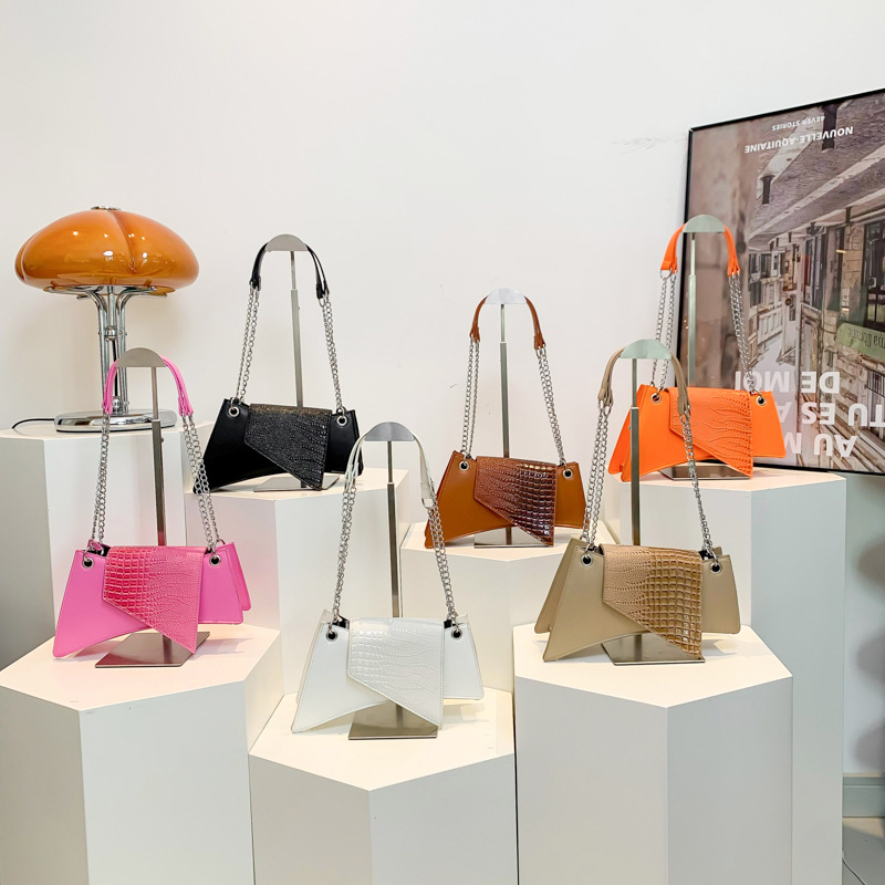 Kleine Umhängetasche für Damen ⎜ Modische Handtasche im geometrischen Design mit Kettenriemen