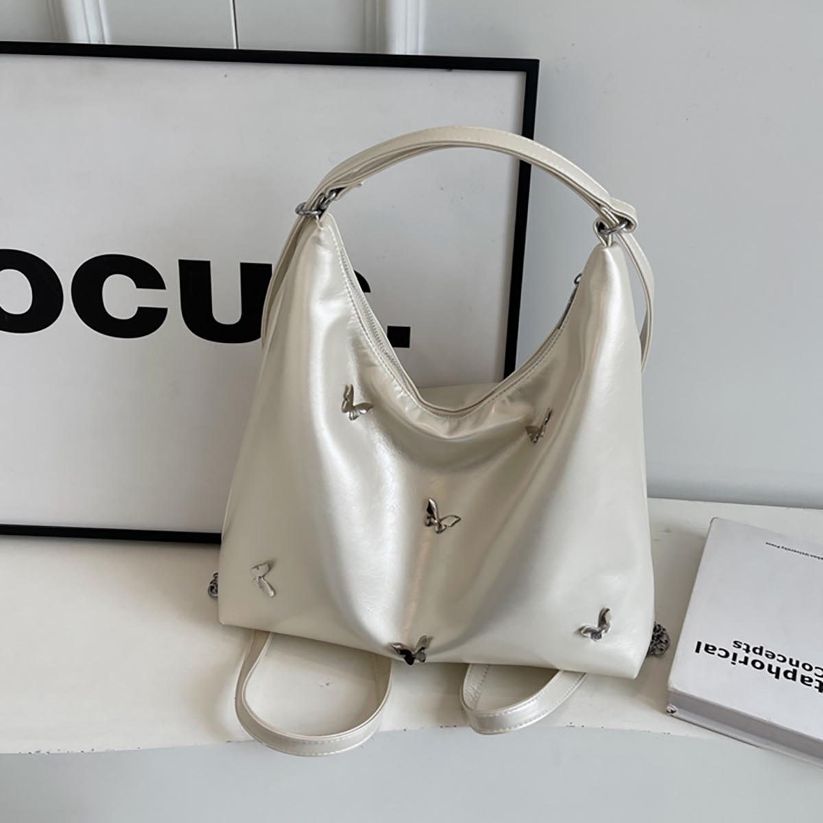 Umhängetasche für Damen ⎜ Große Schultertasche mit Schmetterlingsdetails und Anhänger für Alltag und Freizeit