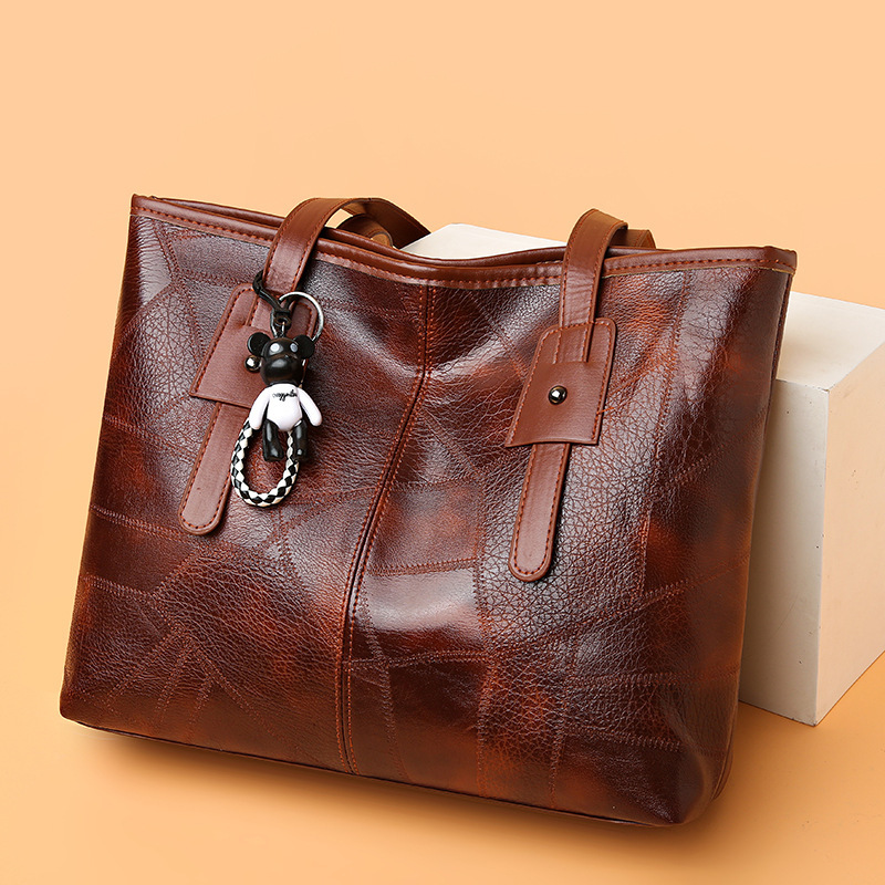 Shopper Tasche für Damen ⎜ Große Schultertasche aus Kunstleder mit Anhänger und viel Stauraum für Alltag und Büro